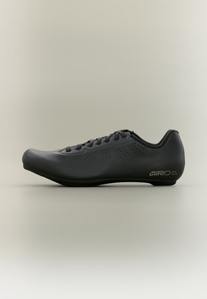 Fekete, áramvonalas kerékpáros cipő cipőfűzővel, perforált szellőzőnyílásokkal és „Giro Sport Design“ logóval a sarok oldalán.