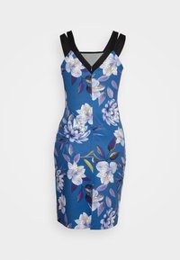 Istutetussa mekossa on sininen kangas, jossa on valkoisia ja purppuranvärisiä kukkakuvioita. Mekossa on mustat olkaimet ja V-pääntie.