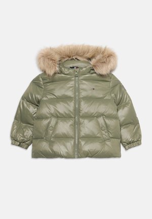 Veste d'hiver matelassée verte pour enfants avec fermeture éclair devant, deux poches à pression, poignets élastiques et capuche bordée de fausse fourrure beige.
