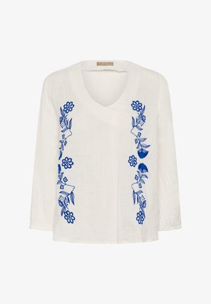 Biela blúzka s dlhým rukávom a výstrihom do V, s vertikálnou modrou kvetinovou výšivkou na oboch stranách prednej časti.