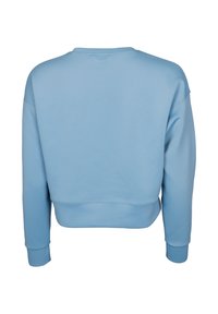 Ljusblå cropped sweatshirt gjord av mjuk tyg, med långa ärmar, rund halsringning och ribbade muddar vid fållen och ärmarna.