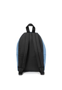 Mochila con una base negra y un panel texturizado azul. Cuenta con correas ajustables negras, un asa en la parte superior y un compartimento con cremallera suave.