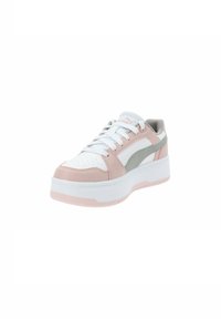 Baskets avec une tige en cuir blanc, des accents en cuir rose clair, un panneau médian gris, des lacets blancs plats et une semelle épaisse blanche avec des détails rose clair.
