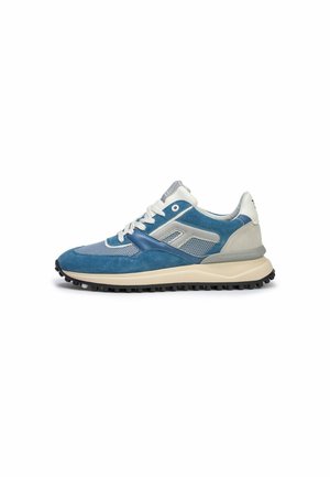 Zapatillas de ante azul con paneles de malla, acentos grises y cordones blancos. Presentan una suela gruesa y texturizada con agarre negro.