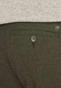 Next BELTED SLIM FIT - Chinot - khaki green