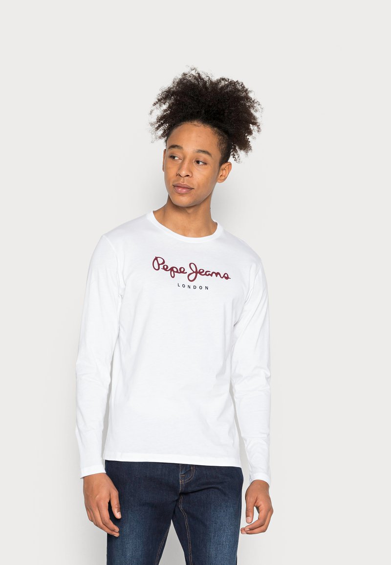 Langærmet hvid t-shirt lavet af bomuld; har et rødt "Pepe Jeans London" logo på brystet, komplementeret af mørke denim jeans.
