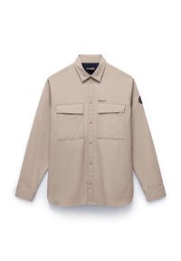 Camicia beige a maniche lunghe realizzata in tessuto leggero, con colletto appuntito, due tasche sul petto e chiusura frontale con bottoni a contrasto.