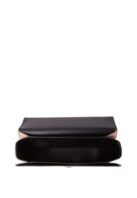 Borsa a tracolla in pelle nera con un accento beige, forma rettangolare e superficie liscia. Il design aperto rivela un interno spazioso. Nessun hardware visibile.