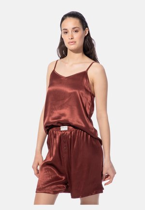 Seidiges, burgunderfarbenes Schlafset mit einem lockeren, ärmellosen Oberteil und Shorts mit elastischem Bund und Knopfdetails. Sanfte Textur, lässige Passform.