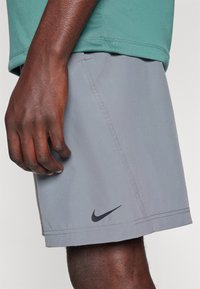 Nike Performance FORM - Sportske kratke hlače - smoke grey/black