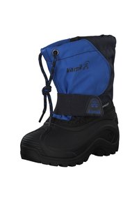 Bota impermeable negra y azul con suela de goma texturizada, parte superior con cordón y detalle de logo en el costado. Diseñada para condiciones invernales.