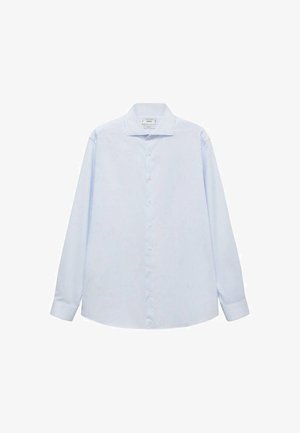 Svetlo modra srajca z dolgimi rokavi in klasičnim ovratnikom, ki ima subtilen črtast vzorec in bele gumbe po sprednji strani.