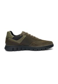 Grüner Sneaker aus Wildleder und Leder mit schwarzen Mesh-Akzenten, rundem Zehenbereich, profilierter Gummisohle und kontrastierenden Nähten. Klassisches Schnürdesign.