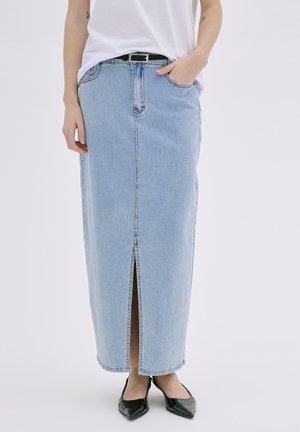 Gonna maxi in denim azzurro chiaro con uno spacco frontale, passanti per la cintura e tasche; presenta una silhouette dritta e dettagli di cucitura visibili.
