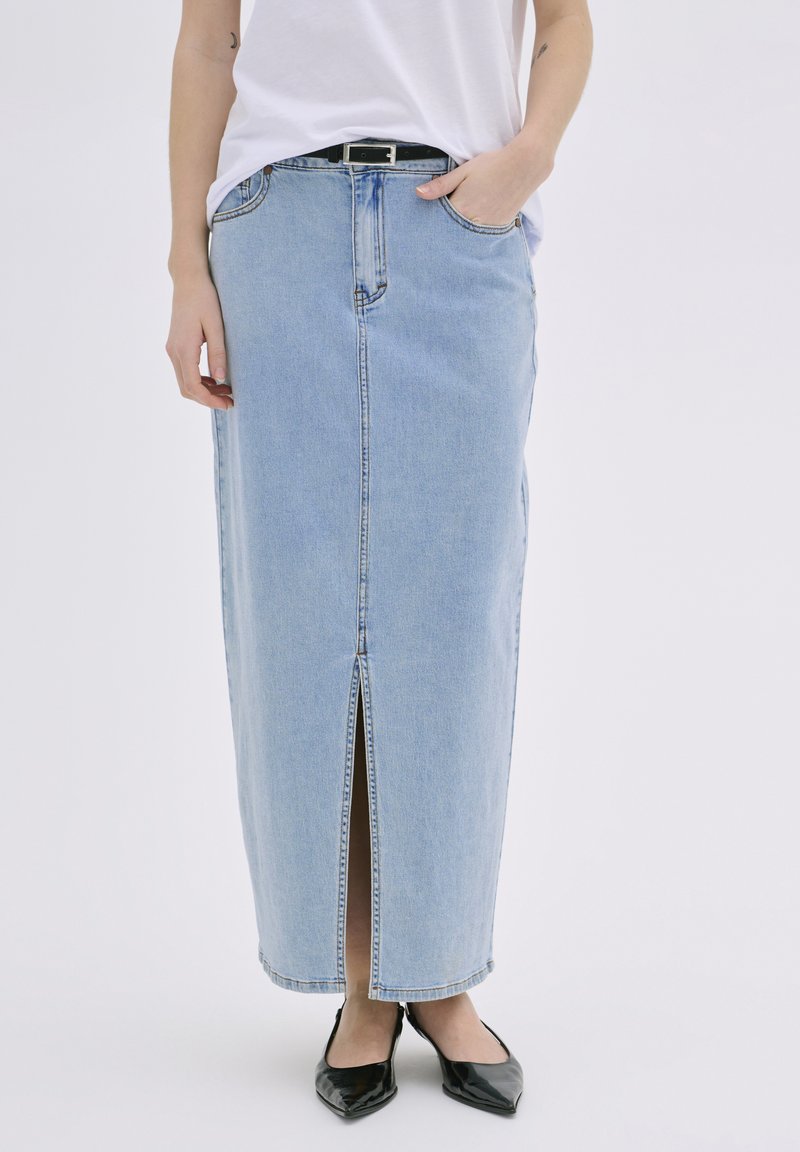 Svetlo modra denim maxi krila s sprednjim razporkom, zanka za pas in žepi; ima raven silhuet in vidne šivane podrobnosti.