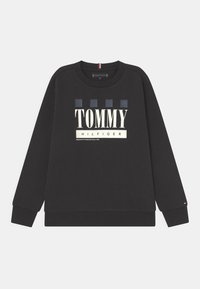 Felpa nera con logo "TOMMY HILFIGER" color crema e accenti geometrici blu. Polsini e orlo a coste, realizzata in misto cotone.