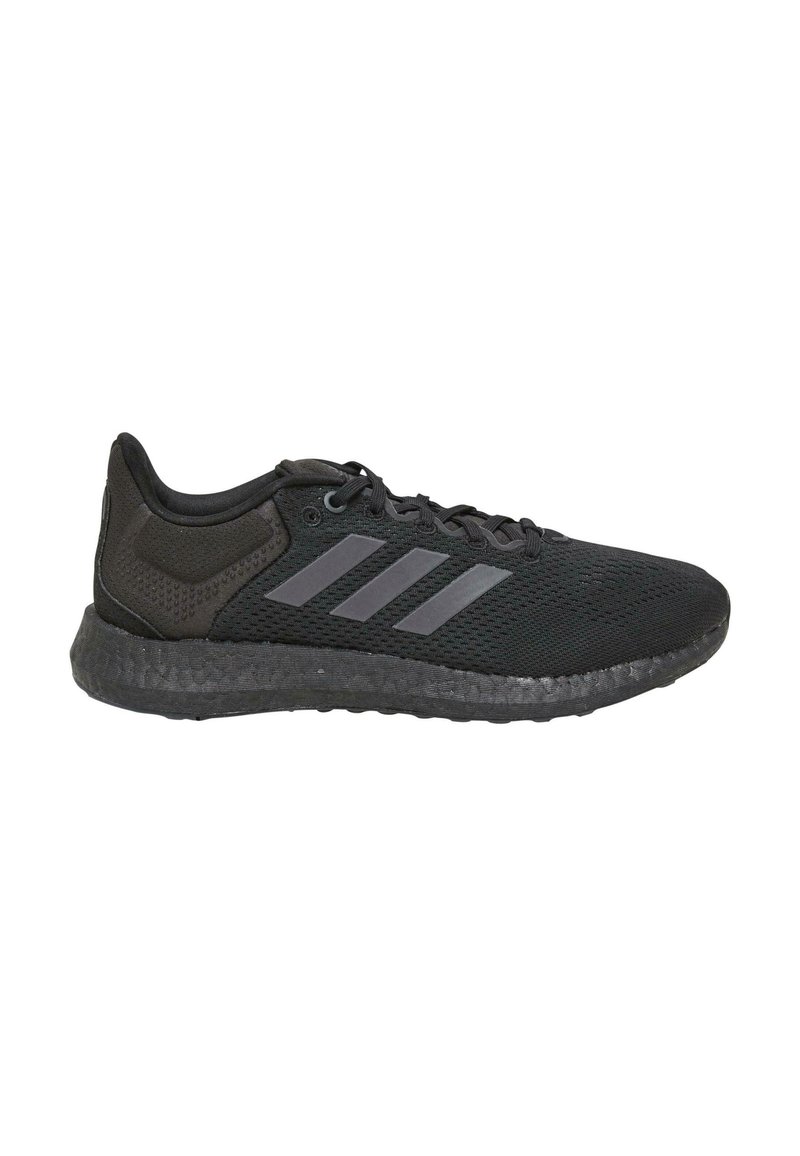 Schwarze Sportschuhe mit einem Obermaterial aus Mesh, drei grauen Streifen an der Seite und einer strukturierten schwarzen Sohle. Mit gepolstertem Kragen und Schnürsenkeln.
