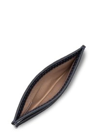 Marine lederen portemonnee met een zachte textuur, met een slanke, langwerpige vorm en lichtblauwe stiksels langs de randen. De binnenkant heeft een tan voering.