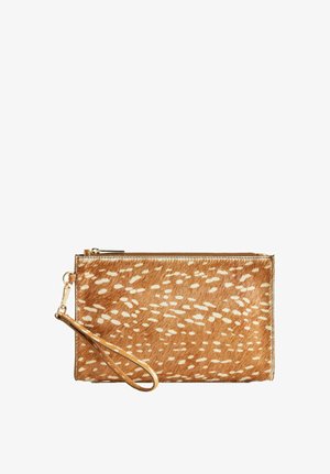 Braune Handgelenk-Clutch mit weiß gesprenkeltem Muster, das an Rehfell erinnert, goldfarbenem Reißverschluss und abnehmbarem Handgelenksriemen.