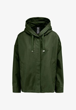 Giacca con cappuccio verde scuro con coulisse, tasche frontali e chiusura lampo nascosta, mostrata su sfondo bianco.