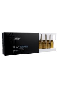 Conjunto de cuatro ampollas ámbar etiquetadas como "Therapy Fortifying", parcialmente deslizadas fuera del elegante embalaje en blanco y negro de PostQuam Professional.