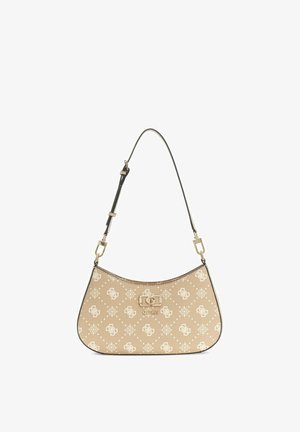 Sac à main beige incurvé avec logos blancs à motifs, emblème doré "Guess", et sangle noire réglable avec attaches dorées.
