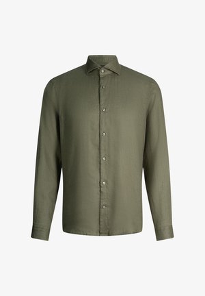 Męska oliwkowo-zielona koszula na długi rękaw z klasycznym kołnierzykiem na białym tle.