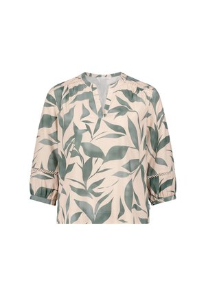 Beige blouse met groen bladpatroon, 3/4 pofmouwen, kantdetail boven de ellebogen en een kleine V-hals.
