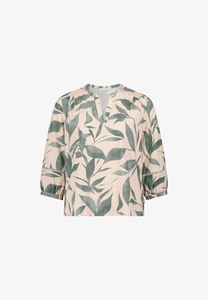 Beżowa bluzka z zielonym wzorem liści, rękawy 3/4 z bufkami, koronkowy detal nad łokciami oraz mały kołnierzyk w kształcie litery V.