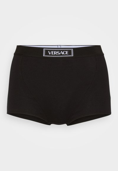 Melnas kokvilnas bokseru šortus ar ribota tekstūru un elastīgu jostu, uz kuras redzams balts Versace logotips. Izstrādāti ciešai piegulšanai.
