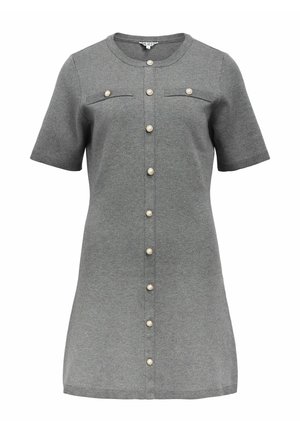 Robe tricotée grise à manches courtes, col rond, fermeture à boutons sur le devant avec des boutons ressemblant à des perles, et deux poches sur la poitrine.