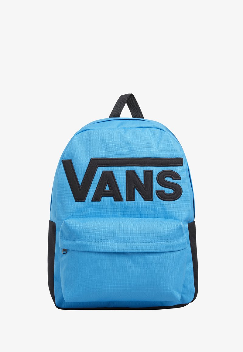 Blå ryggsäck med texturerat tyg, stor svart "VANS"-logotyp, framficka med dragkedja och svarta detaljer på de nedre sidorna och baksidan.