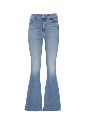 Jeans a vita alta color azzurro chiaro con gambe svasate, bottone anteriore e cerniera, con tasche frontali e posteriori, mostrati su uno sfondo bianco.