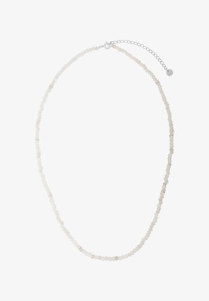 Collar de cuentas hecho de piedras blancas translúcidas, con pequeñas cuentas de acento plateadas y un cierre plateado con cadena de extensión.