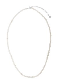 Narukvica od perlica napravljena od prozirnih bijelih kamenčića, sa malim srebrnim akcentnim perlicama i srebrnim kopčanjem s produžnom lancem.