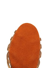 Pomarańczowa zamszowa podeszwa o teksturowanym wykończeniu i złotych plecionkach po bokach, prezentująca zaokrąglony kształt i miękki wygląd.