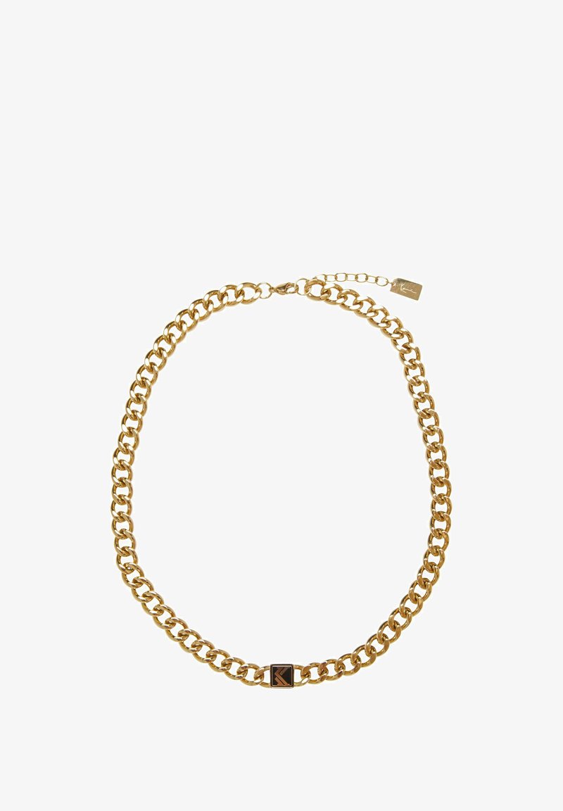 Zlatý řetězový náhrdelník s velkými propojenými články a obdélníkovým přívěskem se znakem. Má nastavitelné zapínání pro přizpůsobení velikosti.