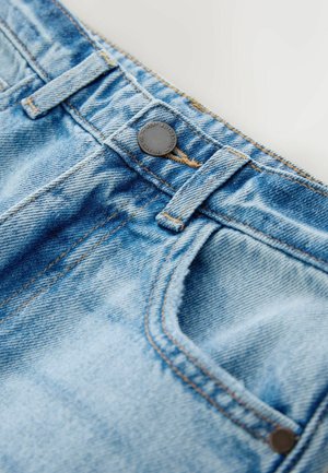 Hellblaue Jeans aus Denim mit klassischem Five-Pocket-Design, versehen mit einem Metalldruckknopf, Ziernähten und einer verwaschenen Textur.