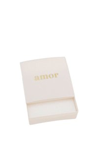 Liten vit låda med glidlock, guldtext "amor" på locket, tom inuti, isolerad på vit bakgrund.