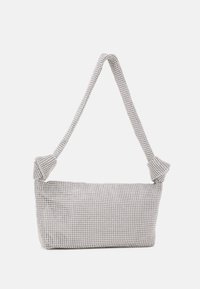 Borsa rettangolare in grigio con una texture e motivo intrecciato. Presenta una spessa tracolla annodata per portarla a spalla. Finitura liscia e design minimalista.