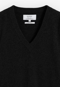 Schwarzer V-Ausschnitt-Pullover aus weicher italienischer Wolle. Verfügt über einen sauberen Abschluss und ein Etikett mit der Größe S. Strukturierte Oberfläche ohne Muster.