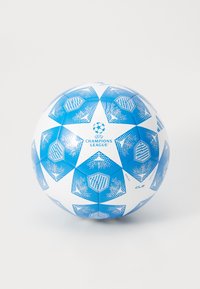 Balto futbolo kamuolys su mėlynomis geometrinėmis detalėmis ir UEFA Čempionų lygos logotipu. Jame yra šešiakampių ir žvaigždžių formų, su tekstūruotais raštais.