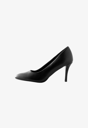 Chaussure noire à talons hauts avec un bout pointu, texture en cuir lisse et finition brillante ; dotée d'un talon aiguille fin.