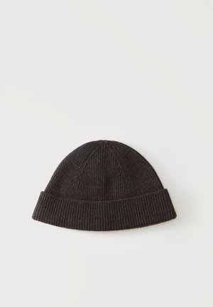 Bonnet tricoté gris foncé avec revers plié, présenté à plat sur un fond clair.