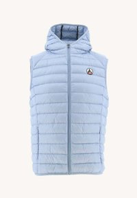 Gilet imbottito senza maniche di colore azzurro chiaro con cappuccio, con motivo trapuntato, zip frontale e un piccolo logo sul lato sinistro del petto. Texture morbida.