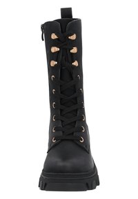 Bota de combate negra con un acabado texturizado, que presenta ojales en tono dorado, cordones negros y una cremallera lateral para un fácil acceso.