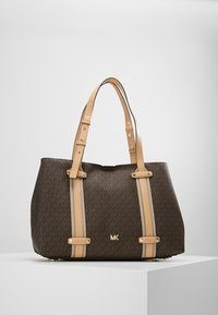 Borsa a tote marrone con motivo, dotata di manici in pelle beige, caratterizzata da accessori dorati e un logo sul davanti. Finitura in tessuto testurizzato.