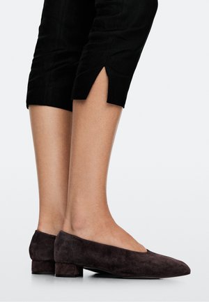 Massimo Dutti, SPLIT SUEDE LEATHER HEELED SHOES - Classic heels - dark brown