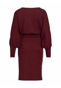 Viininpunainen mekko, jossa pehmeä neulottu pinta, pitkät pökälehihaiset hihat, vyötärö korostettu ja polvipituinen suora hame.