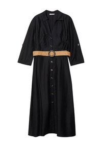 Robe noire à boutonnage avec col, manches trois-quarts, et une ceinture tressée beige avec une boucle ronde à la taille.